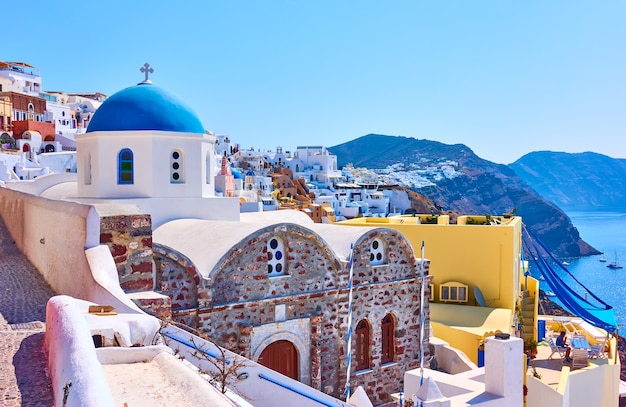 Paysage avec l'ancienne église grecque sur la côte pittoresque de l'île de Santorin, Oia, Grèce. architecture grecque