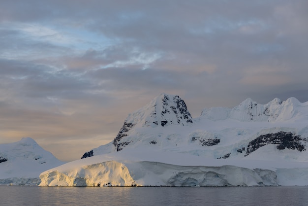 Paysage en Antarctique au coucher du soleil