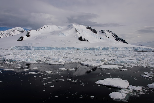 Paysage antarctique avec glacier et montagnes