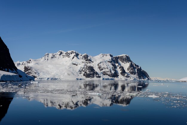 Paysage antarctique avec montagnes et réflexion