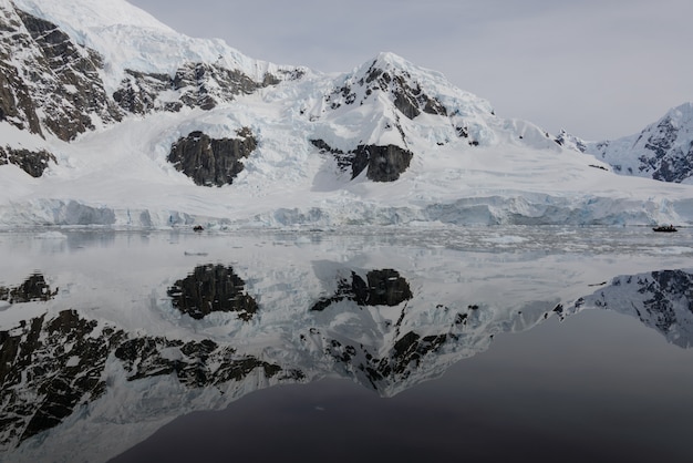 Paysage antarctique avec réflexion