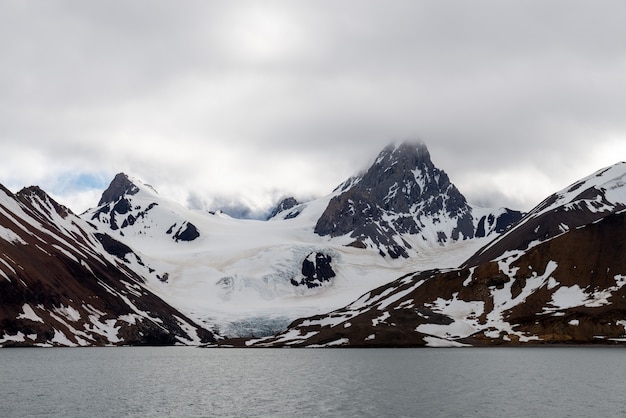 Paysage arctique au Svalbard avec glacier