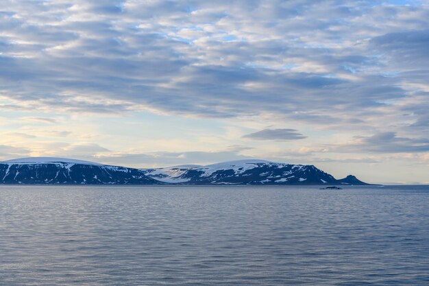 Paysage arctique en été. L'archipel de la Terre Franz Jozef. Cap Flora, île de Gukera. Rocher Rubini.