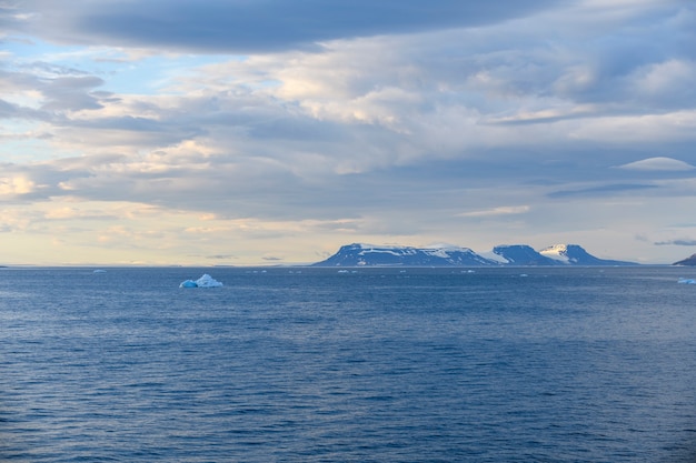 Paysage arctique en été. L'archipel de la Terre Franz Jozef. Cap Flora, île de Gukera. Rocher Rubini.