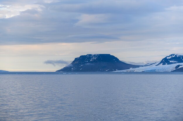 Paysage arctique en été. L'archipel de la Terre Franz Jozef. Cap Flora, île de Gukera. Rocher Rubini.