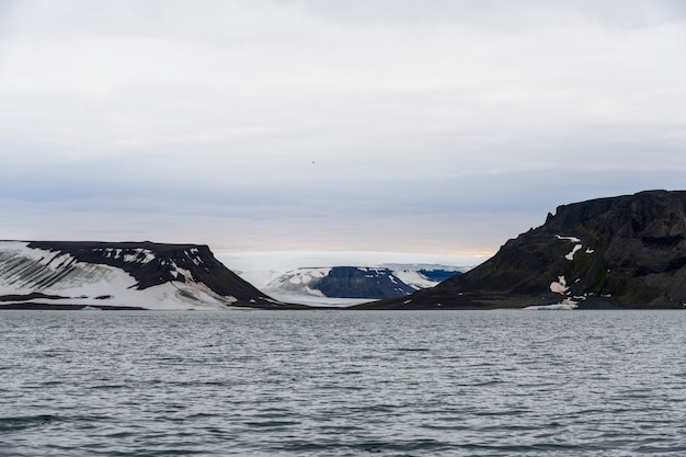 Paysage arctique en été. L'archipel de la Terre Franz Jozef. Cap Flora, île de Gukera.