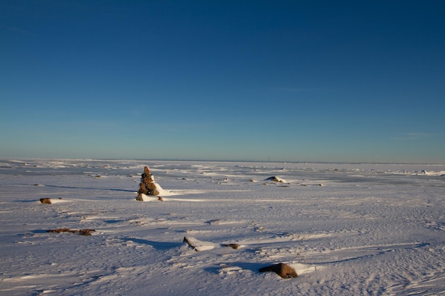 Paysage arctique gelé avec de la neige au sol près d'Arviat Nunavut