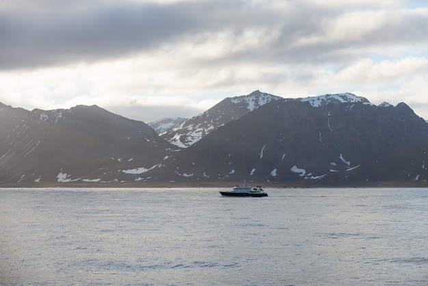 Paysage arctique avec mer et montagnes à Svalbard, Norvège