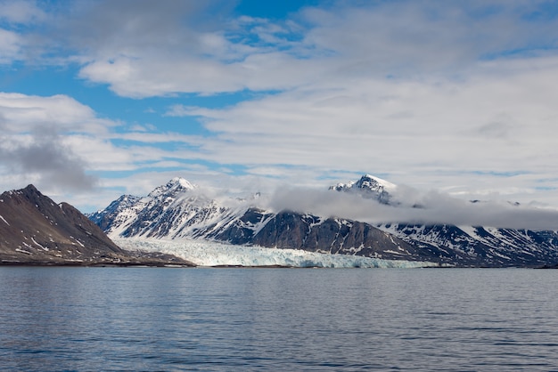 Paysage Arctique Avec Mer Et Montagnes à Svalbard, Norvège