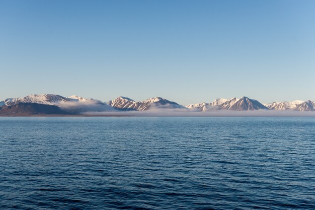 Paysage arctique avec montagne et nuages à Svalbard en été