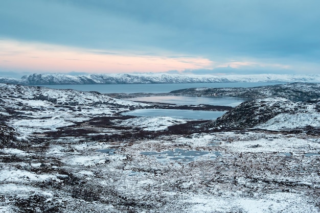 Paysage arctique rude Toundra gelée avec lacs glacés à l'aube Incroyable nature nordique