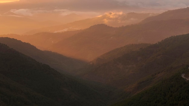 Paysage au coucher du soleil un jour de pluie à côté de la Sierra Bermeja Estepona Espagne