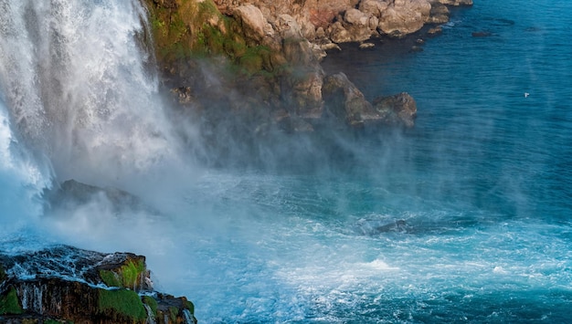 Paysage au pied d'une grande cascade