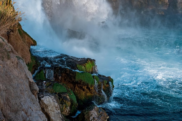 Paysage au pied d'une grande cascade