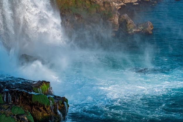 Paysage au pied d'une grande cascade