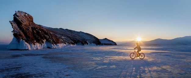 Paysage d'aube d'hiver sur le lac Baïkal