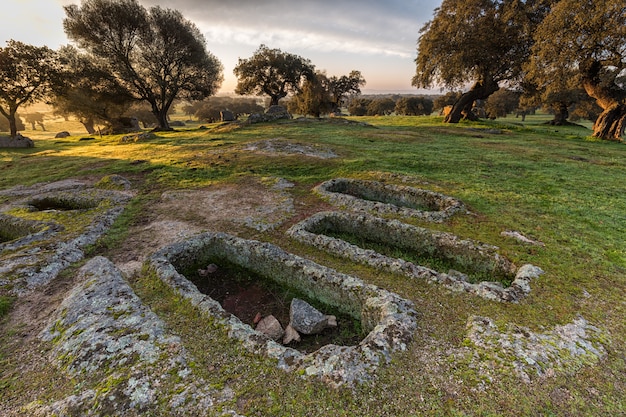 Paysage à l'aube, les tombes sont des vestiges archéologiques du IVe siècle après JC environ