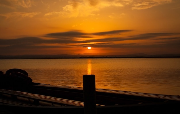 Paysage d'automne aux couleurs chaudes dans le lac Albufera de Valence Espagne