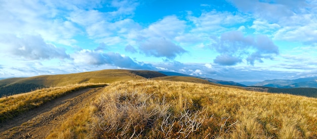 Paysage d'automne des Carpates (Ukraine) avec route de campagne. Panorama.