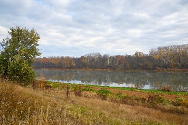 Paysage d'automne sur les collines de la rivière Don. Vue de l'étang sur une surface de ciel nuageux