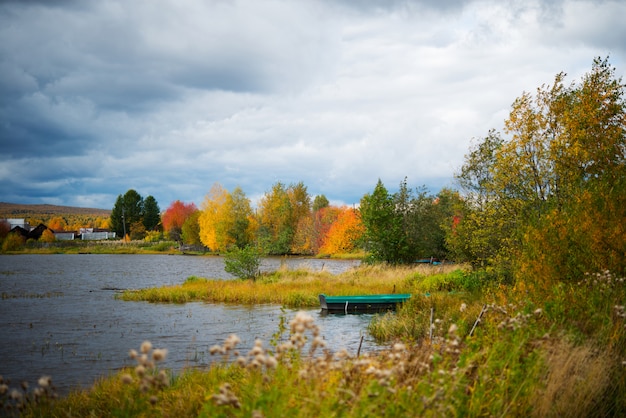 Paysage d'automne coloré, lac, arbres et feuilles colorées, campagne en Russie