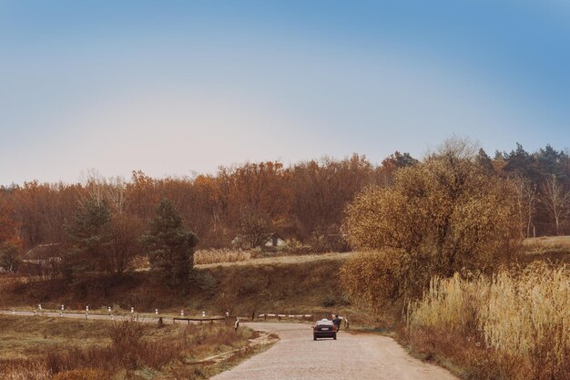 Paysage d'automne coloré en Ukraine Beau coucher de soleil dans les terres agricoles du paysage près de la route Beauté de la saison d'automne dans le village