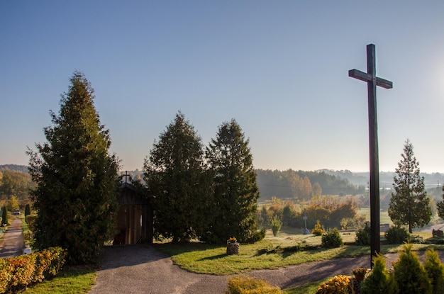 Paysage d'automne croix catholique sur le fond d'un ciel clair paradis sur terre