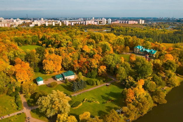 Paysage d'automne dans le parc Loshitsky à Minsk Belarusautomne doré