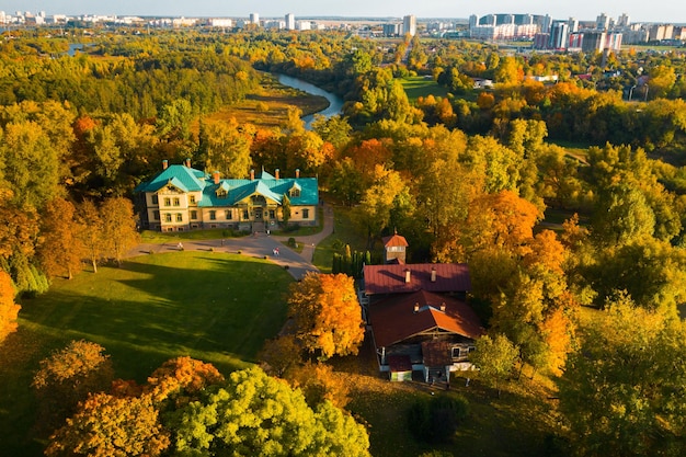 Paysage d'automne dans le parc Loshitsky à Minsk Belarusautomne doré