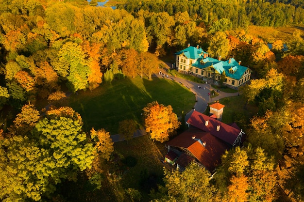 Paysage d'automne dans le parc Loshitsky à Minsk Belarusautomne doré