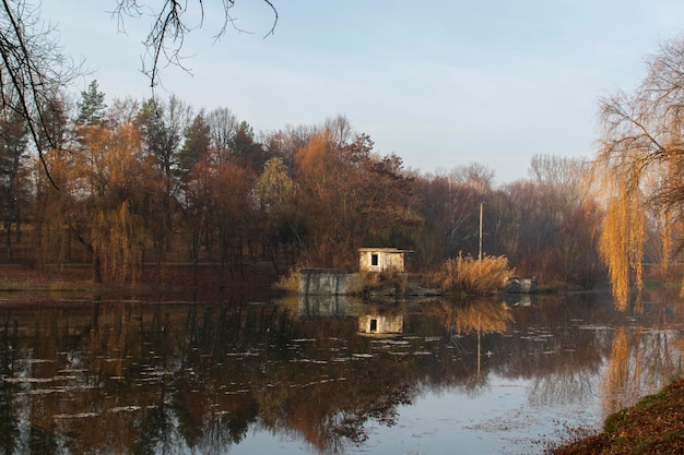 Paysage d'automne dans un parc de la ville, automne en Moldavie.