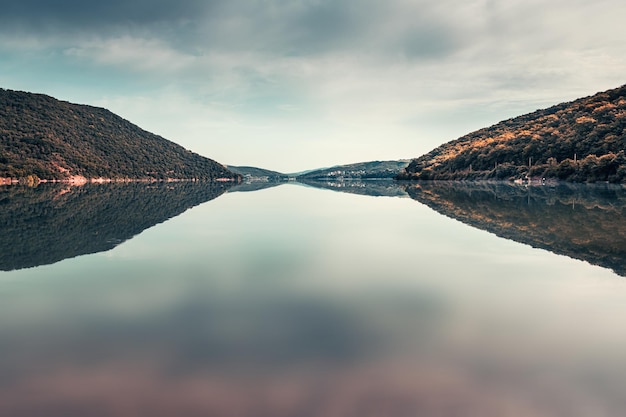 Paysage d'automne du lac Les montagnes se reflètent dans l'eau calme