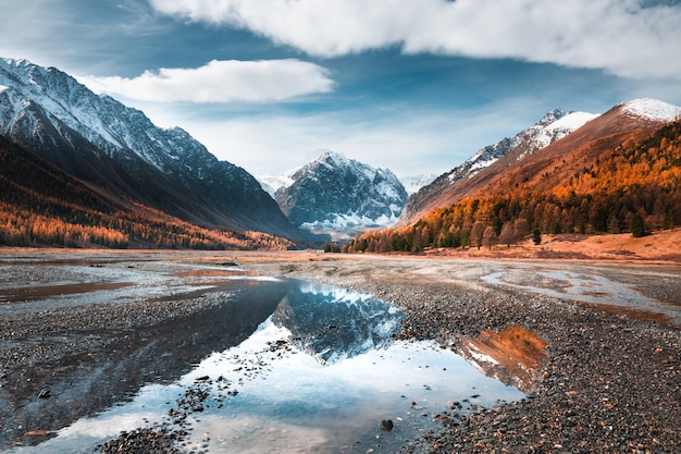 Paysage d'automne des gorges d'Aktru dans les montagnes de l'Altaï. Sibérie, Russie. Vue sur le mont Karatash et la rivière.