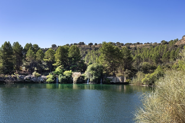 Paysage d'automne avec lac par une journée ensoleillée