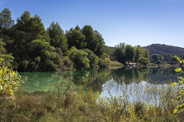 Paysage d'automne avec lac par une journée ensoleillée