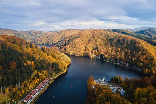 Paysage d'automne avec montagnes et vue de dessus aérienne de la rivière