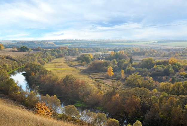 Photo paysage d'automne plateau russe avec une rivière