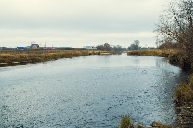 paysage d'automne avec rivière et ciel