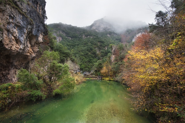 Paysage d&#39;automne, rivière dans le parc naturel de Somiedo, Asturies, Espagne.