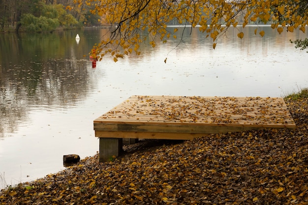 Paysage D'automne Avec Rivière Avec Un Gazebo Et Un Podium