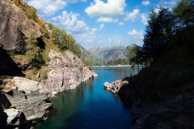 Paysage d'automne sur la rivière