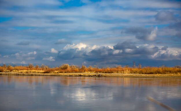 Paysage d'automne sur la rivière