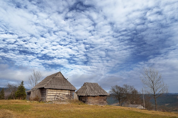 Paysage d'automne avec de vieilles maisons en bois dans le village de montagne. Carpates, Ukraine, Europe