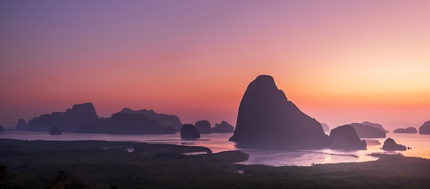 Paysage de la baie de Phang Nga point de vue à Samet Nang elle près de Phuket dans le sud de la Thaïlande