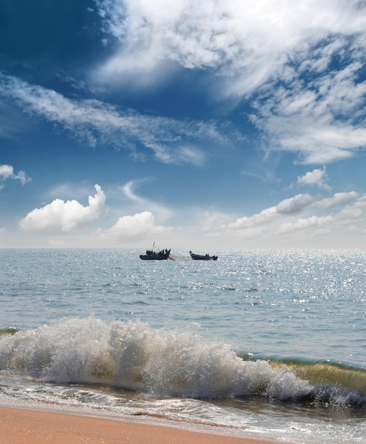 Paysage avec barques de pêcheurs en mer