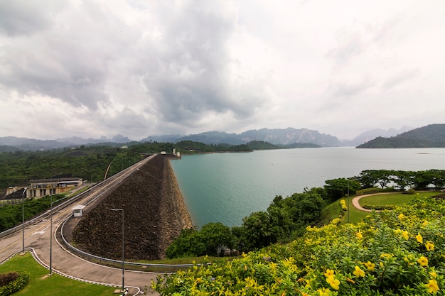 Paysage de barrage. Lieu de voyage dans le sud de la Thaïlande