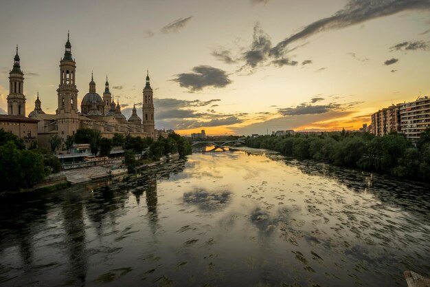 Le paysage de la basilique au coucher du soleil