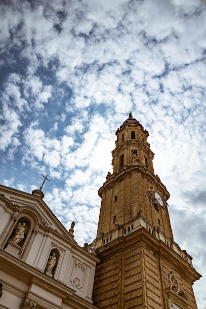 Le paysage de la basilique de la cathédrale Nuestra Senora del Pilar contre le ciel