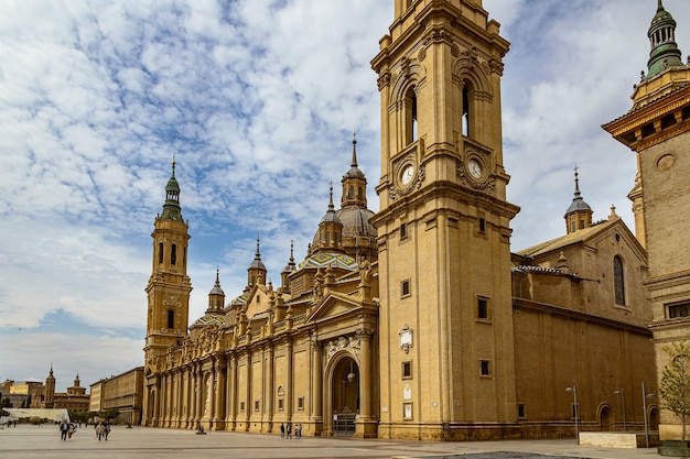 Le paysage de la basilique de la cathédrale Nuestra Senora del Pilar contre le ciel