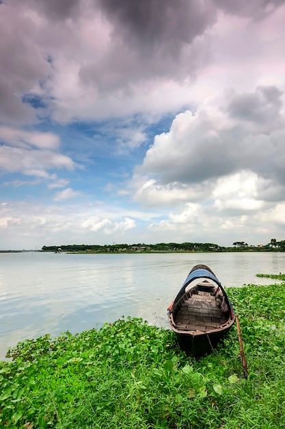 Paysage avec bateau au Bangladesh. Lacs et rivières. Contexte